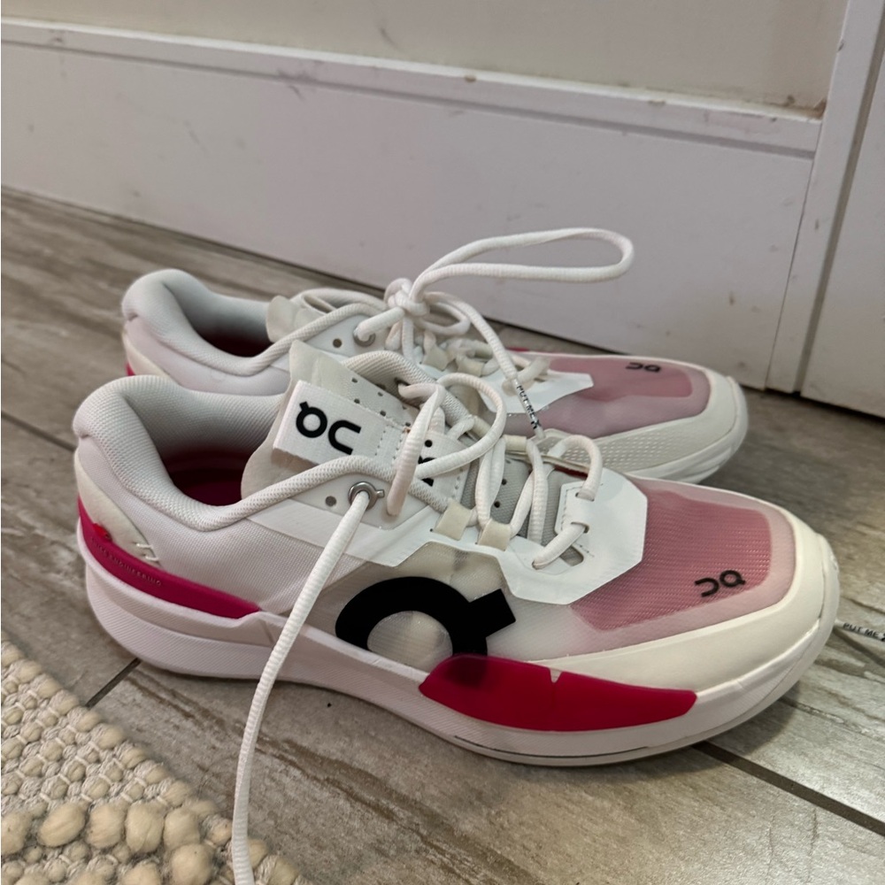EUC On Running The Roger Pro Women's pink Sneakers
